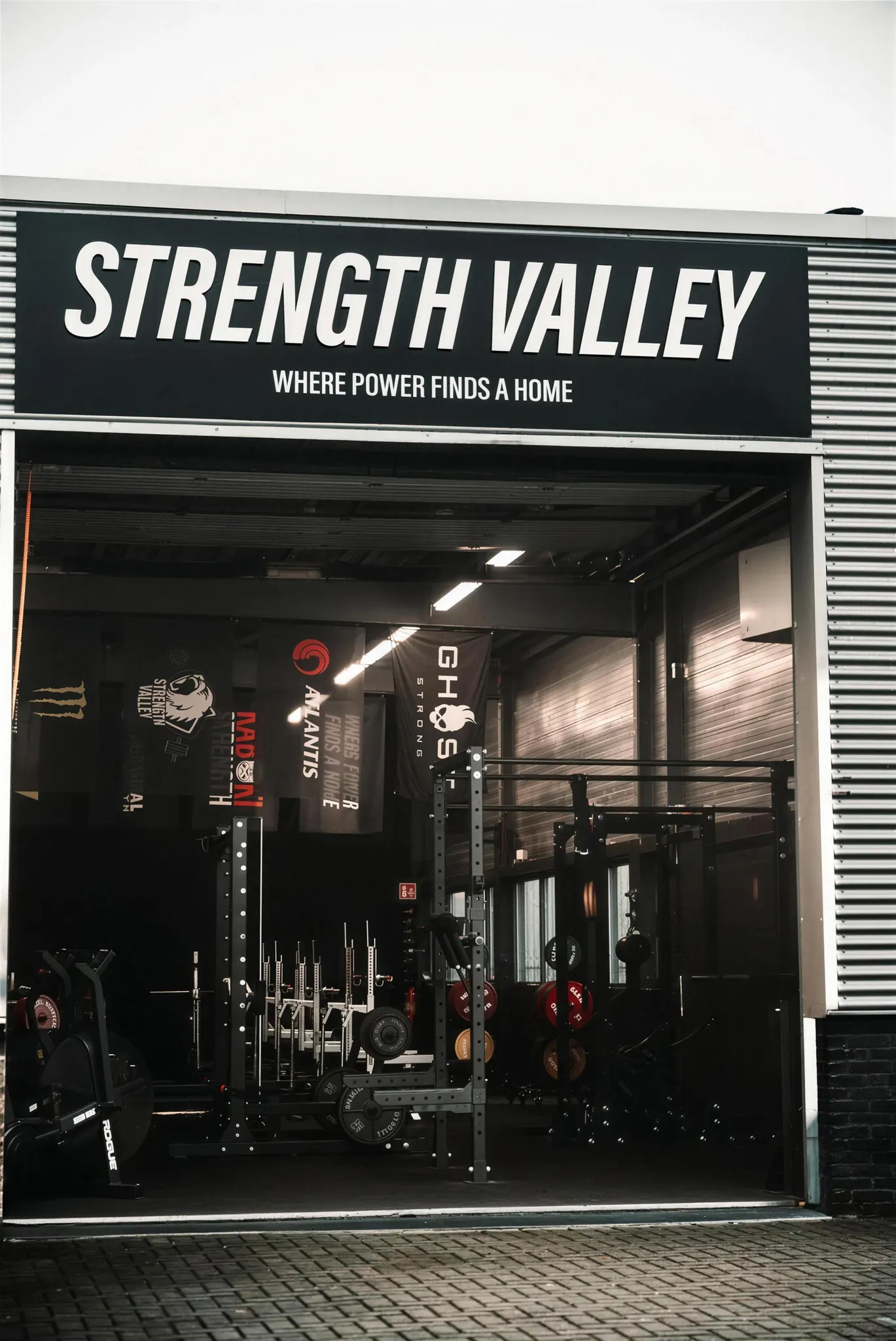 De gevel van Strength Valley aan de Telfordstraat met het bord Strength Valley, where power finds a home