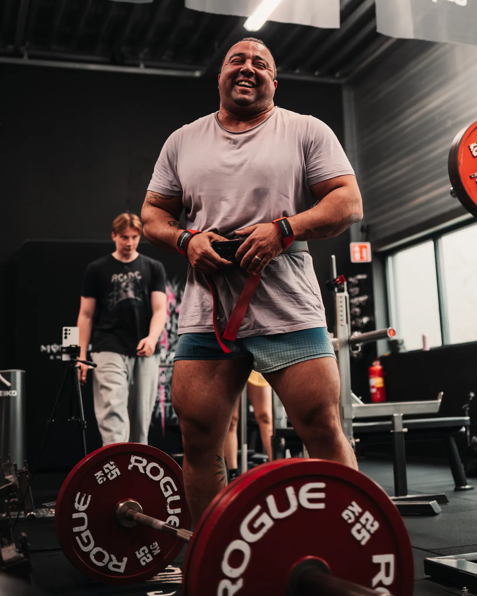 Lifter gespt de powerliftriem aan voor een zware set